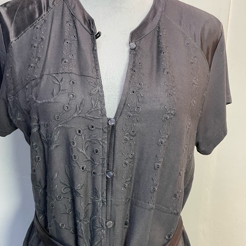 #0137 TINY Anthropology Dark Grey Button Front Silk Sleeve w/ Eyelet Details-M - Picture 3 of 7